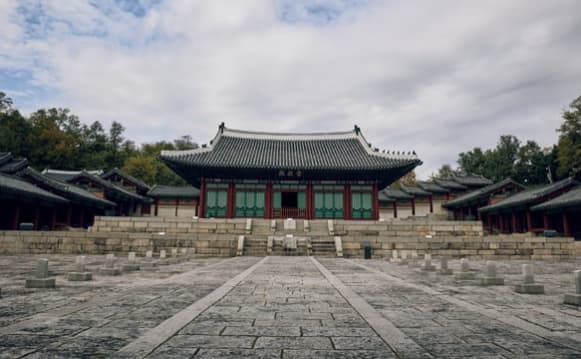 경희궁 숭정전 전경, 복원된 정전 건물과 앞마당