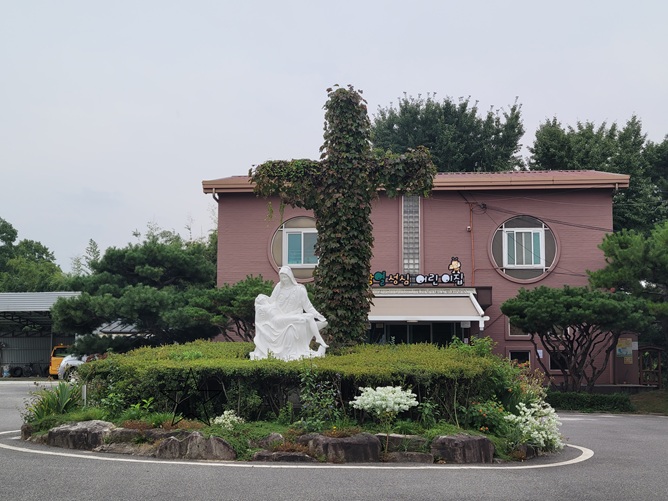 함열성당 앞 피에타 상