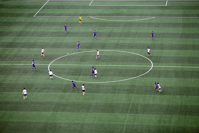 인조잔디에서 축구 경기 중인 선수들의 모습