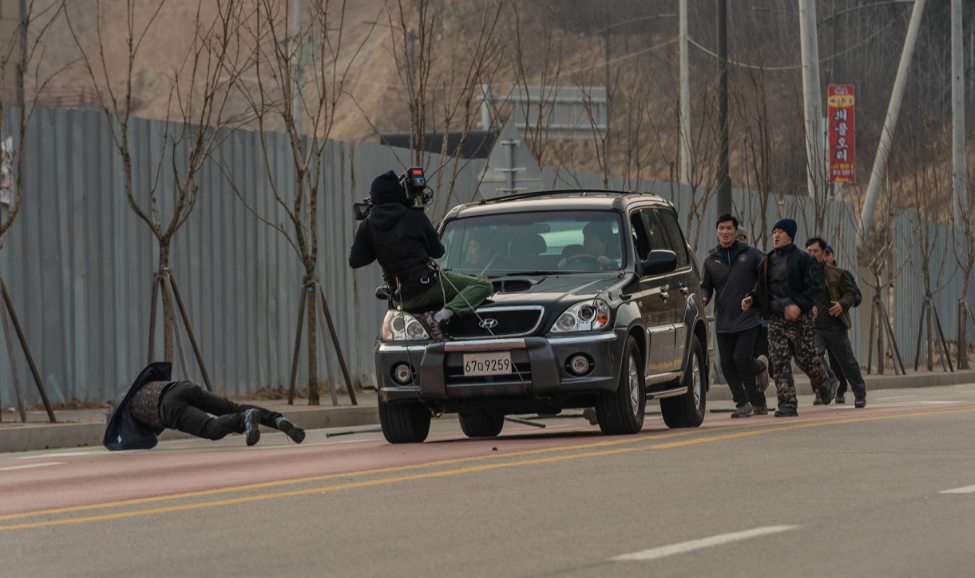 영화 브로큰 동네 양아치들을 떨궈내고 호령의 뒤를 쫓아가는 민태와 병규
