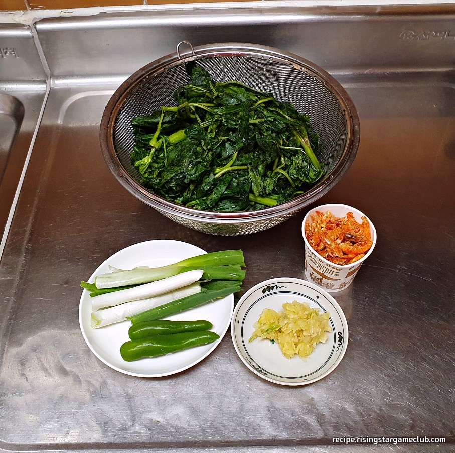 아욱 된장국을 끓이기 위해서 씻은 아욱을 채반에 받쳐 놓고 다른 재료들(대파, 고추, 다진마늘, 건새우)과 함께 찍은 사진