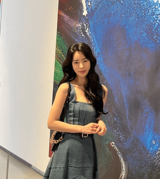 배우-임지연이-미술관에서-그림-앞에-서있는-장면