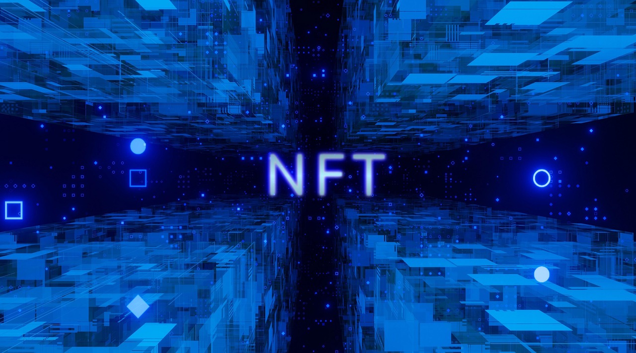 'NFT'라고 씌여진 푸른색 디지털 세상