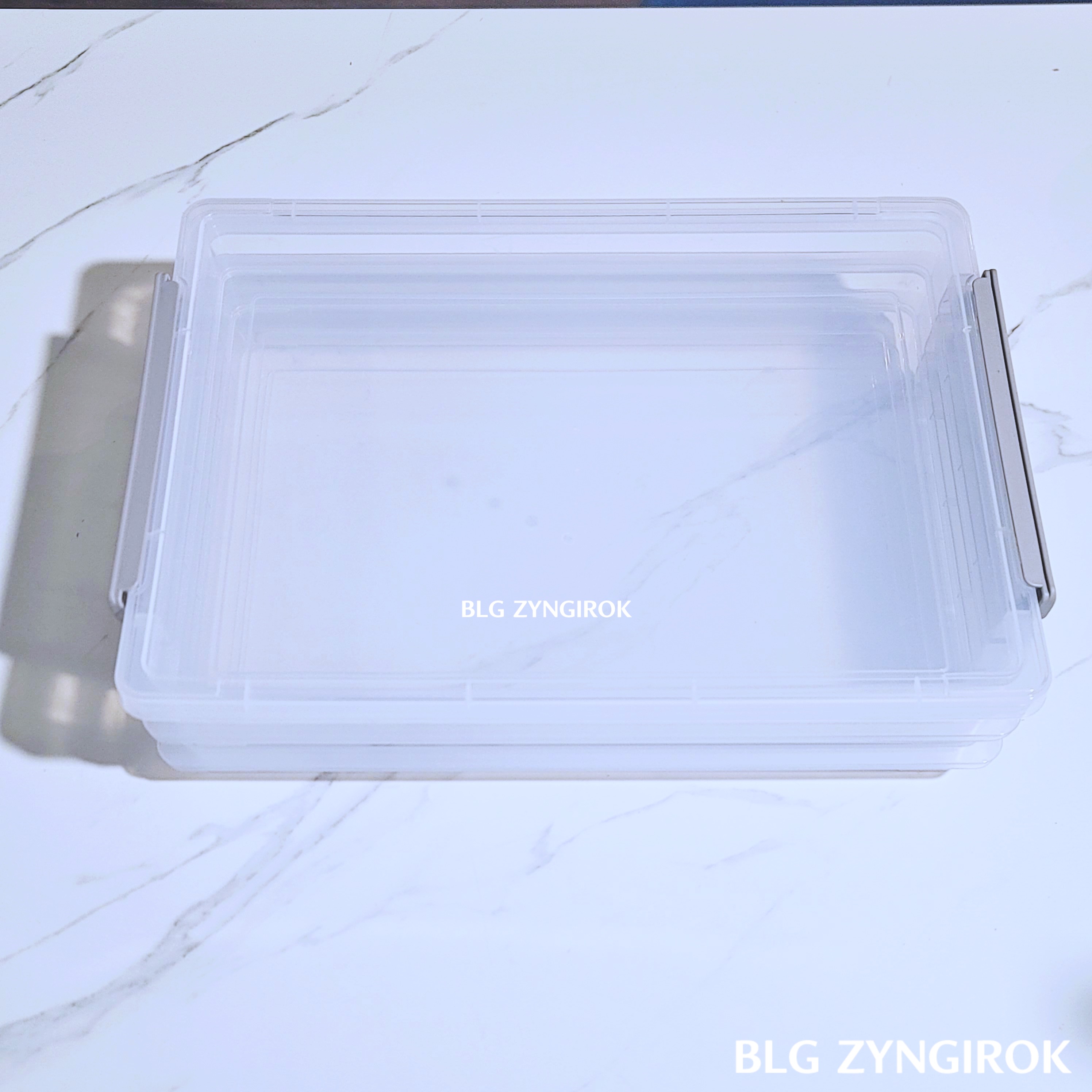 포장을 뜯은 다이소 3단 정리박스가 테이블 위에 놓여있다.