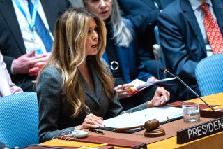 공개 반박 엡스타인 트럼프 와이프, 소개 관련성 부인