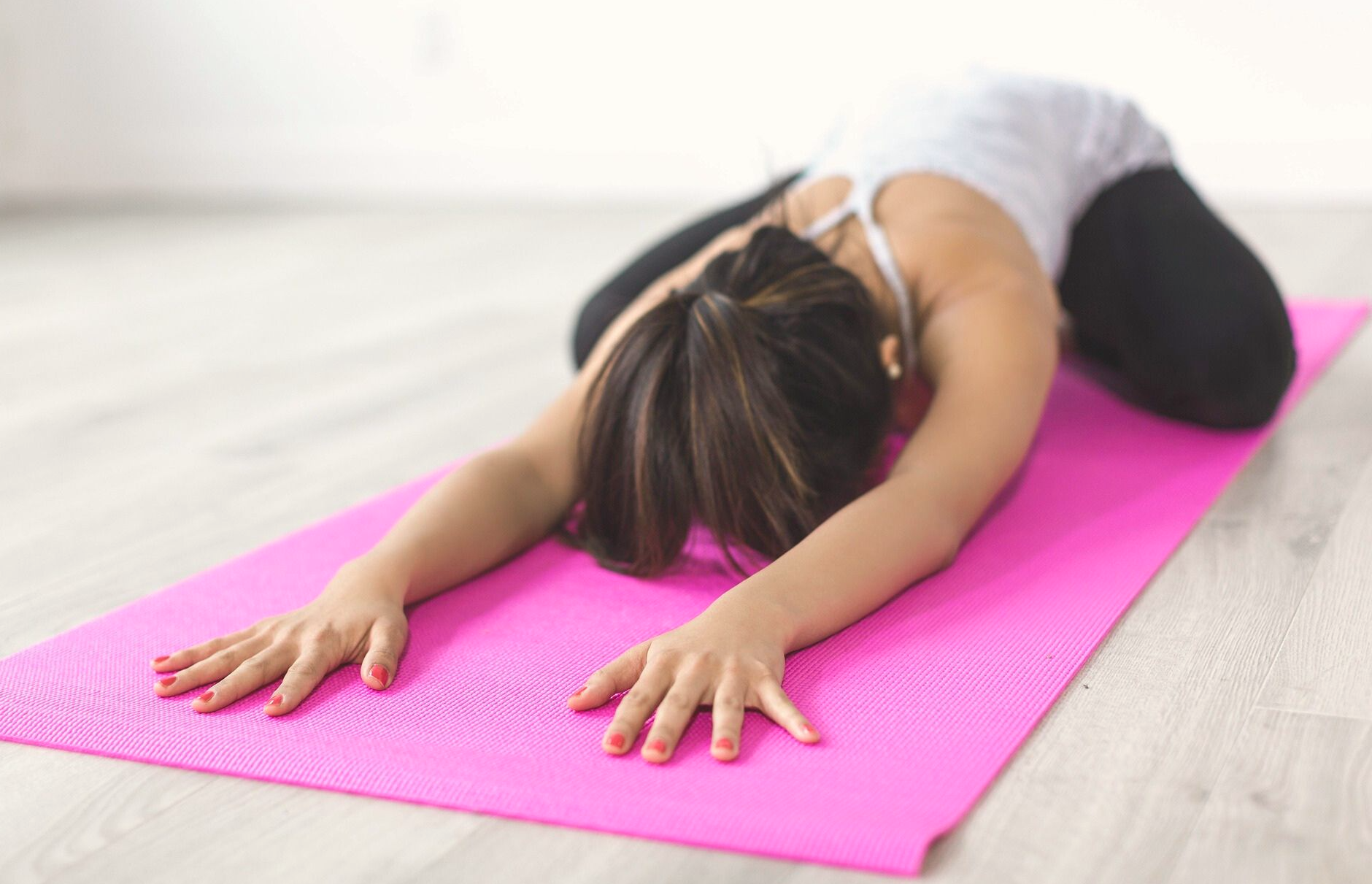 집에서하는 갱년기 여성 운동 요가하는 사진