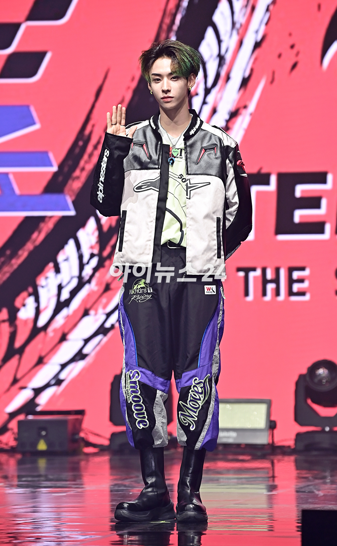 그룹 템페스트(TEMPEST) 화랑이 20일 오후 서울 목동 로운아트홀에서 열린 첫 번째 싱글 앨범 '폭풍 속으로' 쇼케이스에서 포토타임을 갖고 있다. [사진=곽영래 기자]