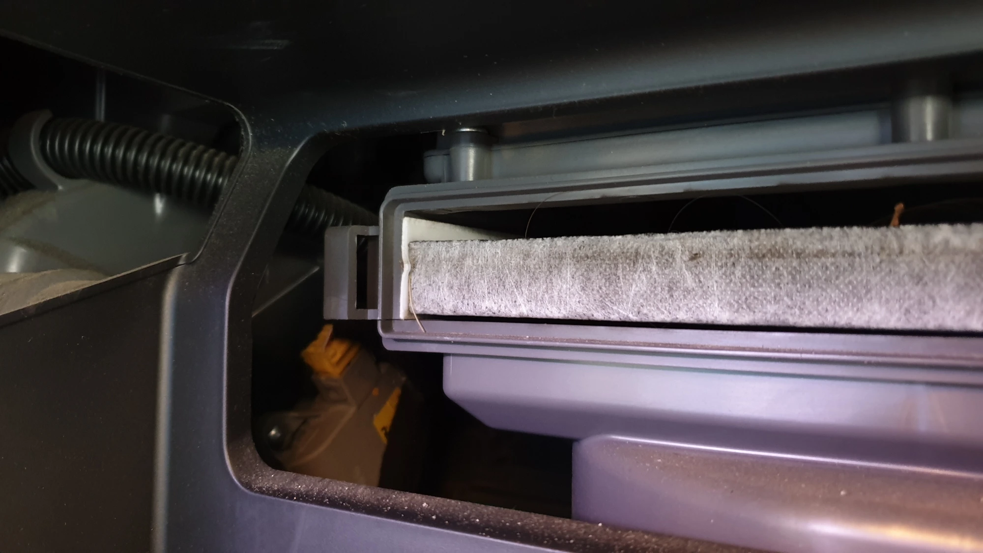 에어컨필터 덮게 끼우는 곳