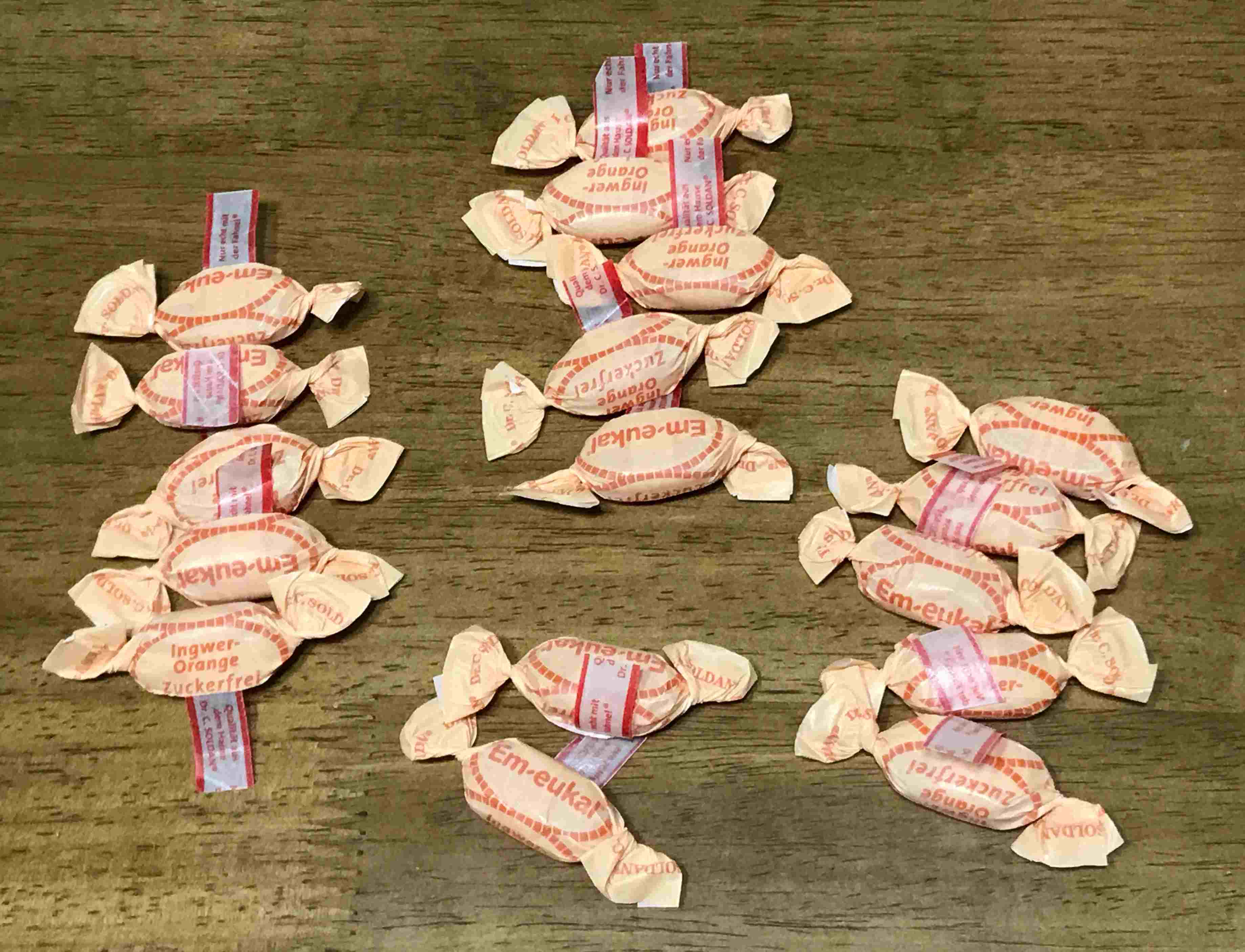 사탕을 식탁에 늘어놓은 모습