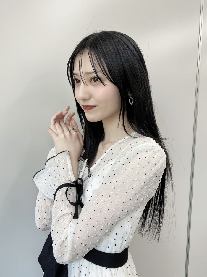 세련된 드레스를 입은 요시이 미유