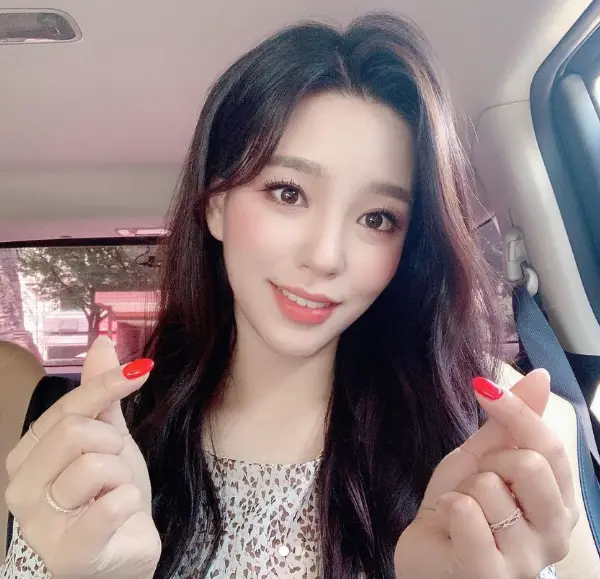 현역가왕- 긴웨이브머리 흰 원피스 두손 작은 하트를 만들며 화면보고 웃고있는 신미래