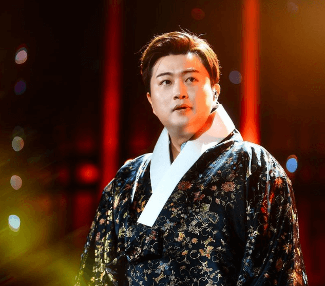 무대위에서 한복을 입고 공연하는 김호중