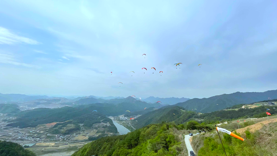 카페 산 패러글라이딩 타는 사람들2