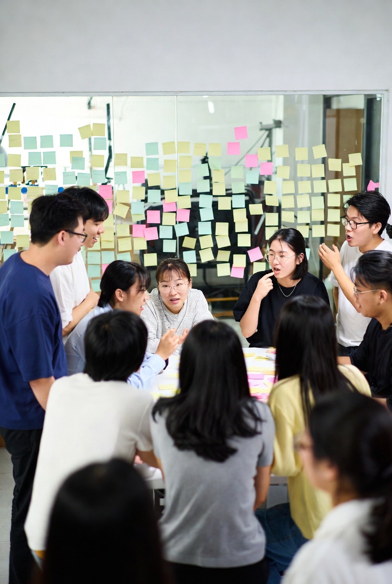 팀원들과 열정적으로 프로젝트를 토론하는 대학생들의 모습