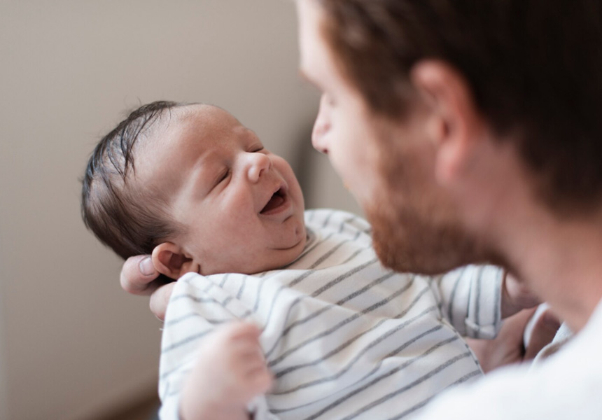 아빠가 아기를 돌보며 함께 시간을 보내는 모습