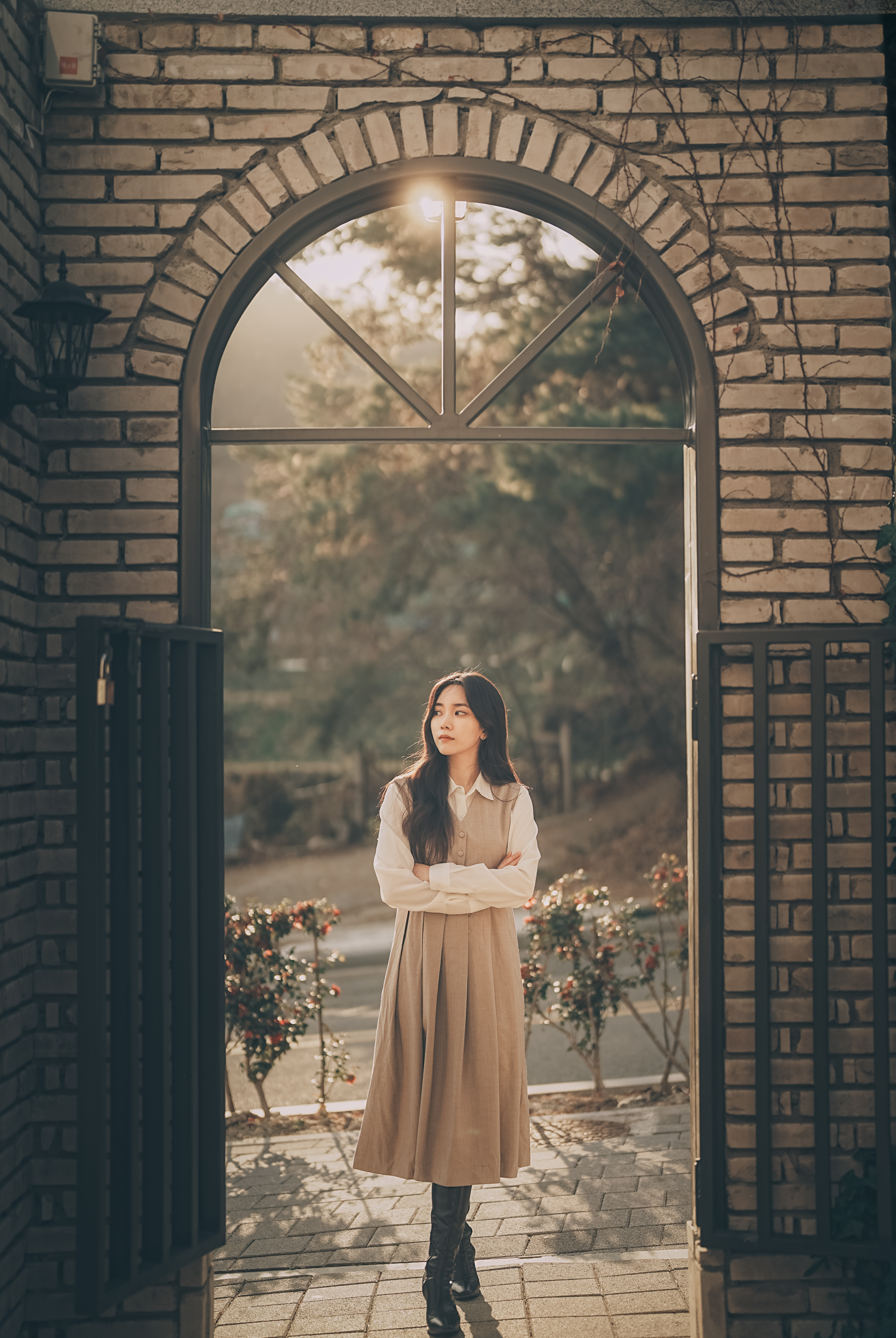 아치 문 사이에 서있는 사람