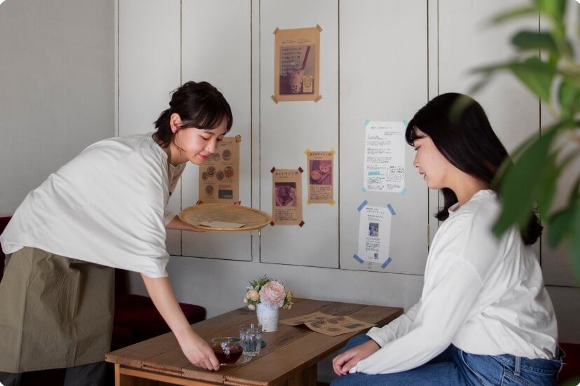 생활습관 개선을 위해 차를 준비하는 모습