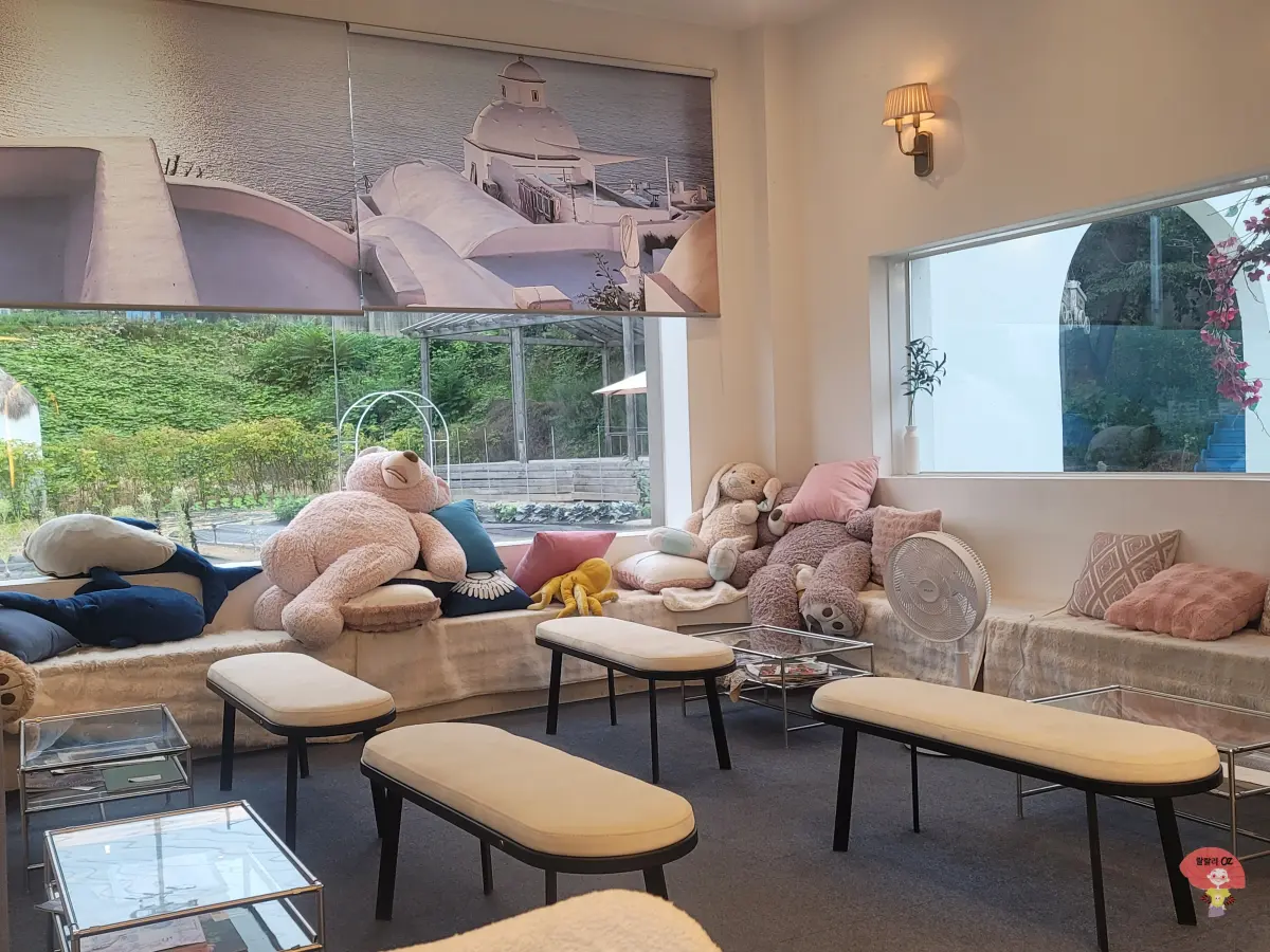 강원도-홍천-카페-테샤로바-인형들이-널브러진-편안한-실내공간