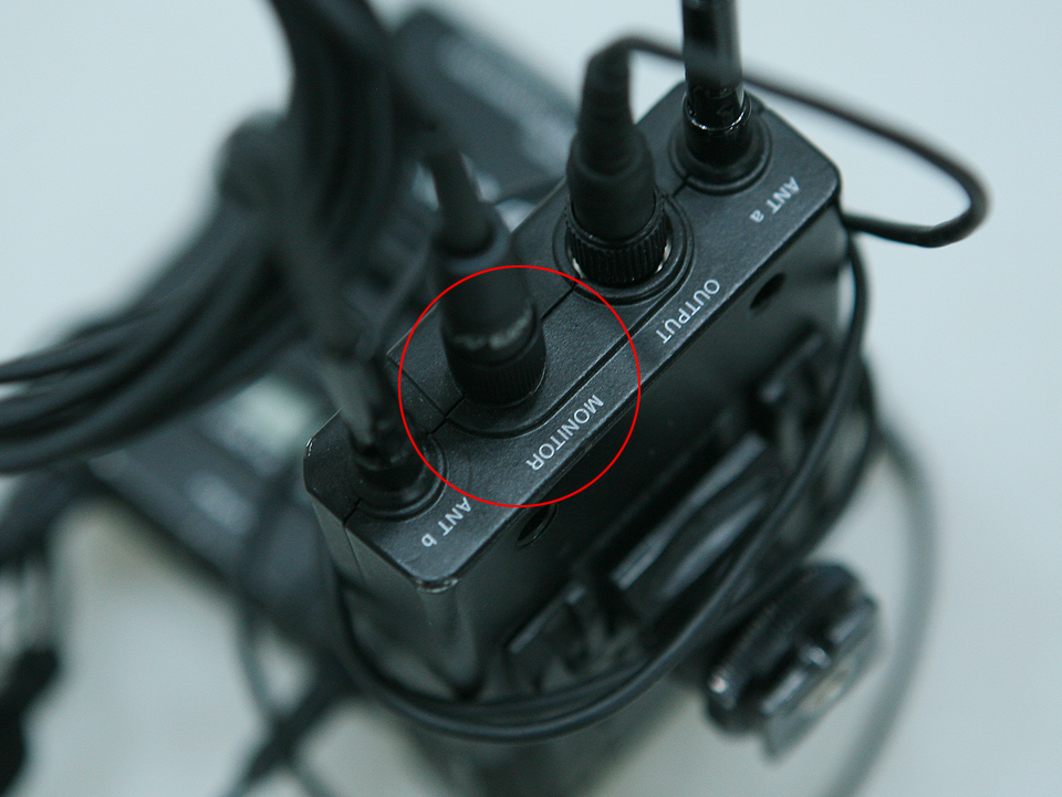 Output 단자가 아닌 Monitor 단자에 꽂아야한다