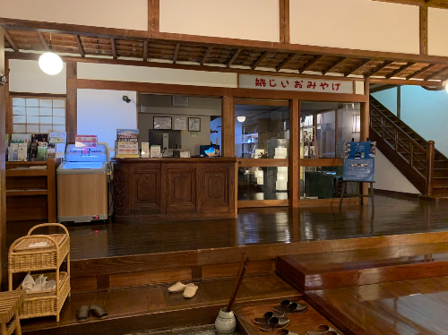 하코네 료칸의 프론트 데스크(?) 이다. 직원들은 친절하고, 역시 일본 답게 신발 놓는 것 하나하나 까지 도와준다.. 사진에는 료칸 분위기의 프론트 데스ㅡ크가 있고 목조로 되어있어 따뜻한 분위기가 난다.