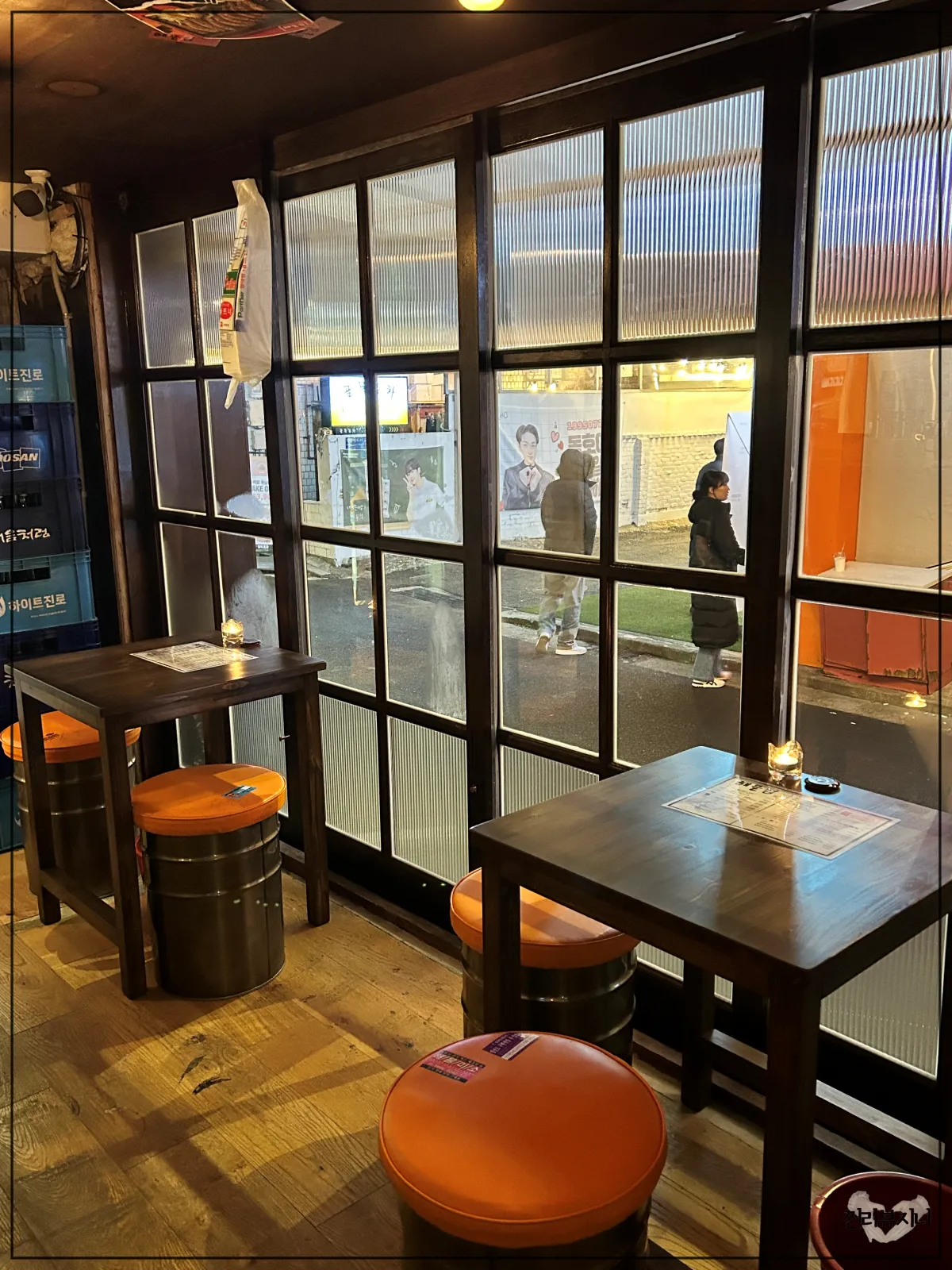신용산-술집-해물점-포장마차 분위기의-내부-2인석