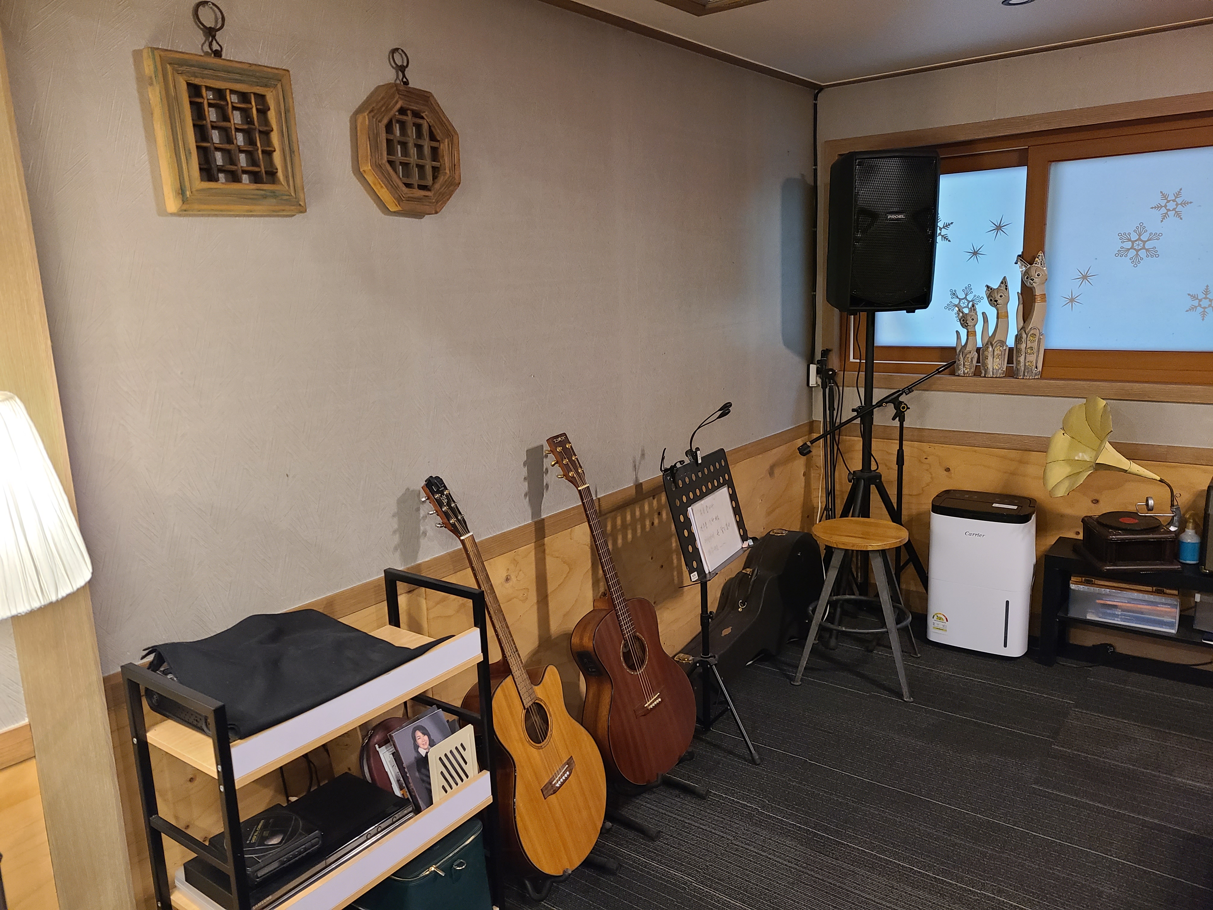 카페 아우로라 한쪽에 진열된 기타들