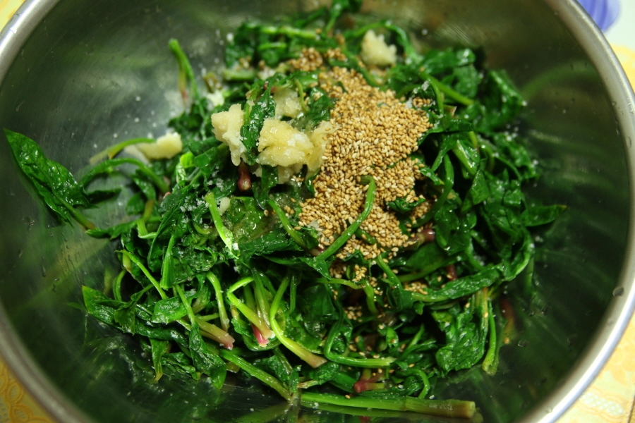 시금치나물 무치는 모습