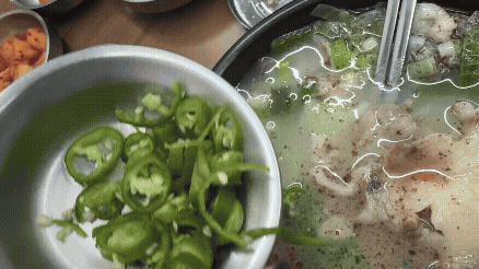 오리역 명가순대국 순댓국에 청양고추 듬뿍 올리는 장면&amp;#44; 고명과 국물 클로즈업 gif