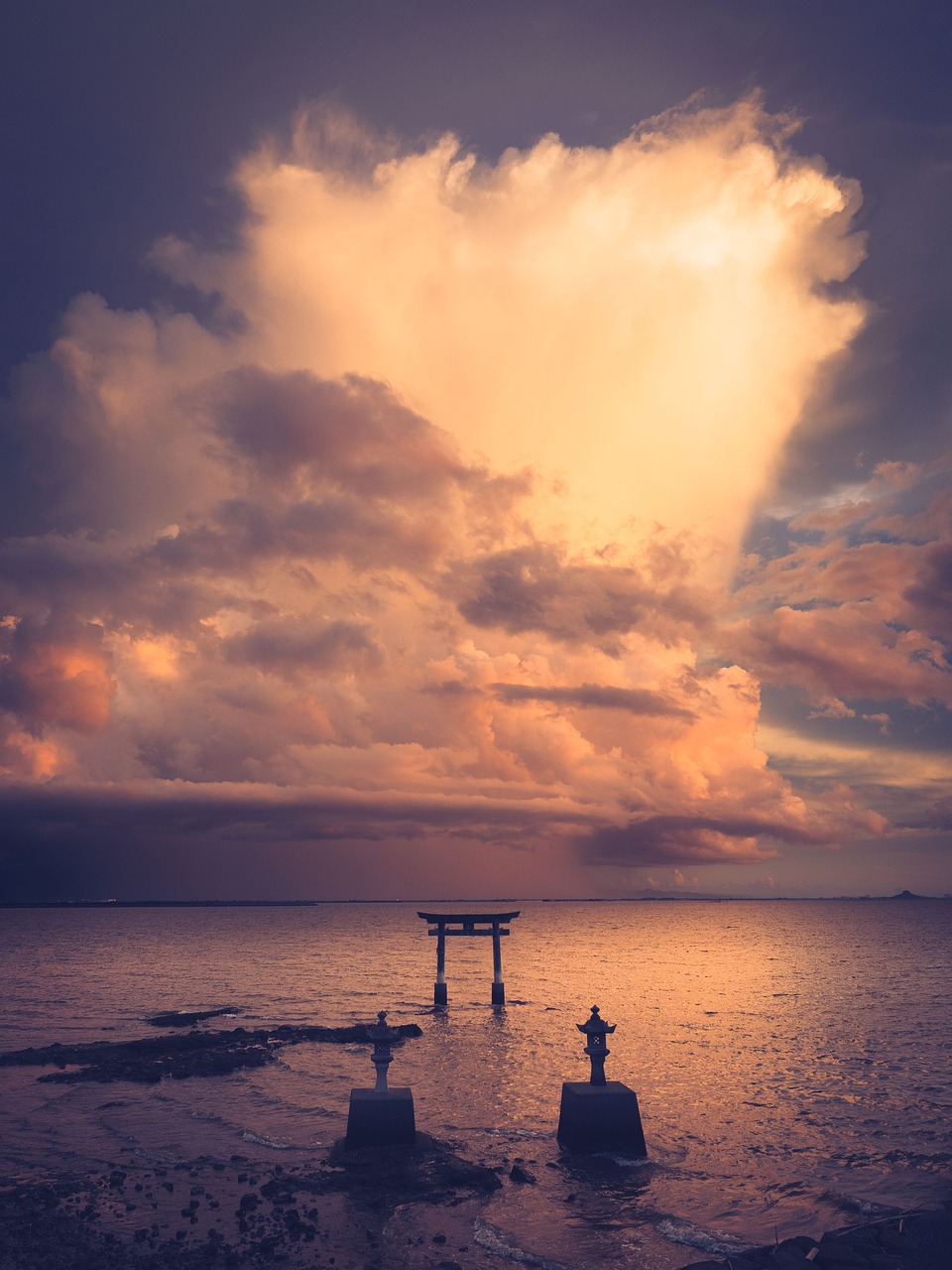 석양 불은 운해 일본 바다 이미지