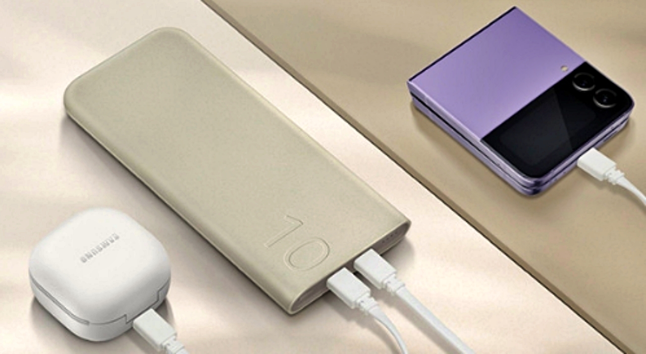 한 번에 두 기기를 충전하는 보조배터리