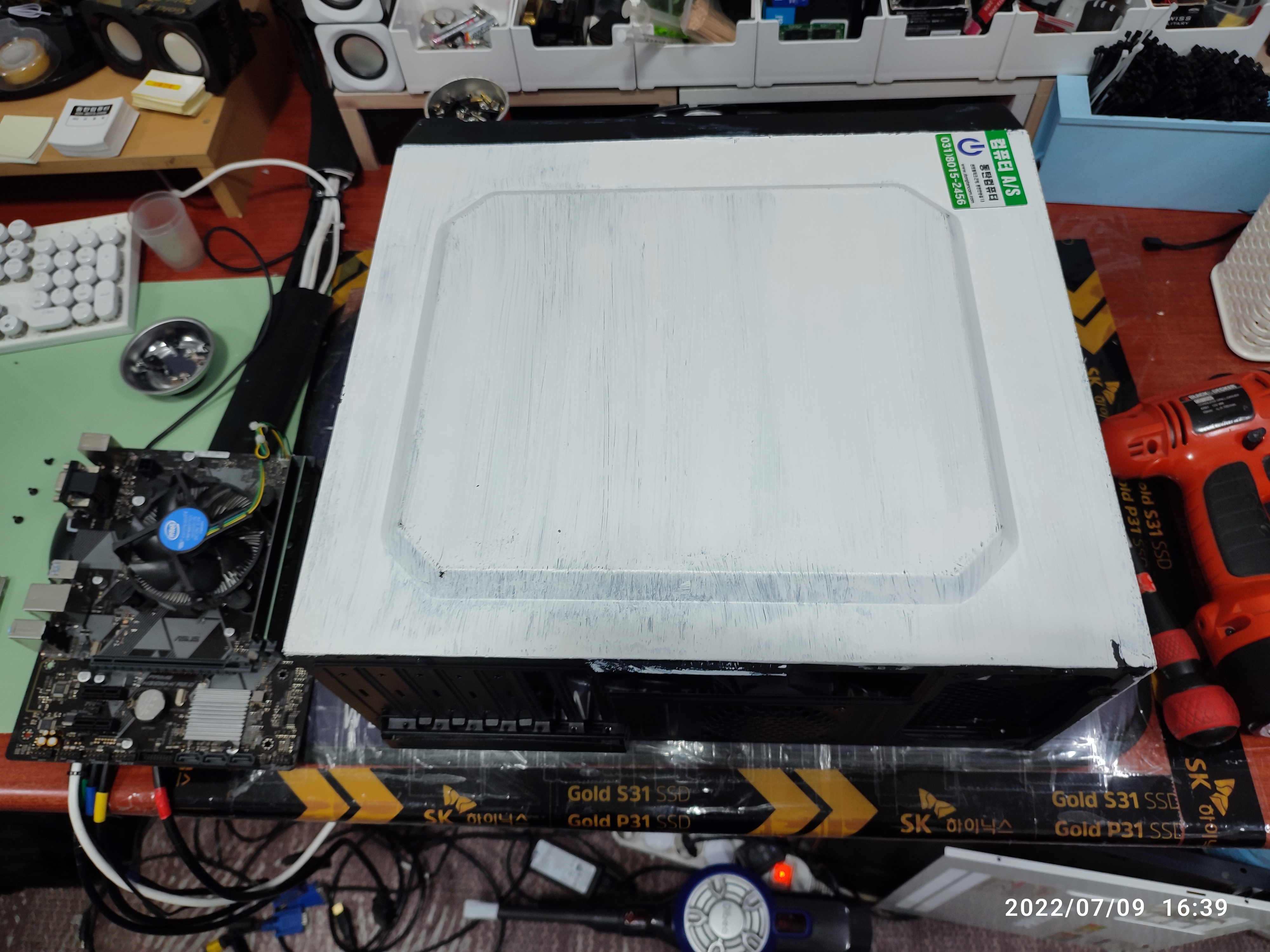 손수 페인트칠을 하셨는데 케이스의 옆면 뚜껑이랑 케이스랑 페인트가 굳으면서 붙어서 안 열립니다.