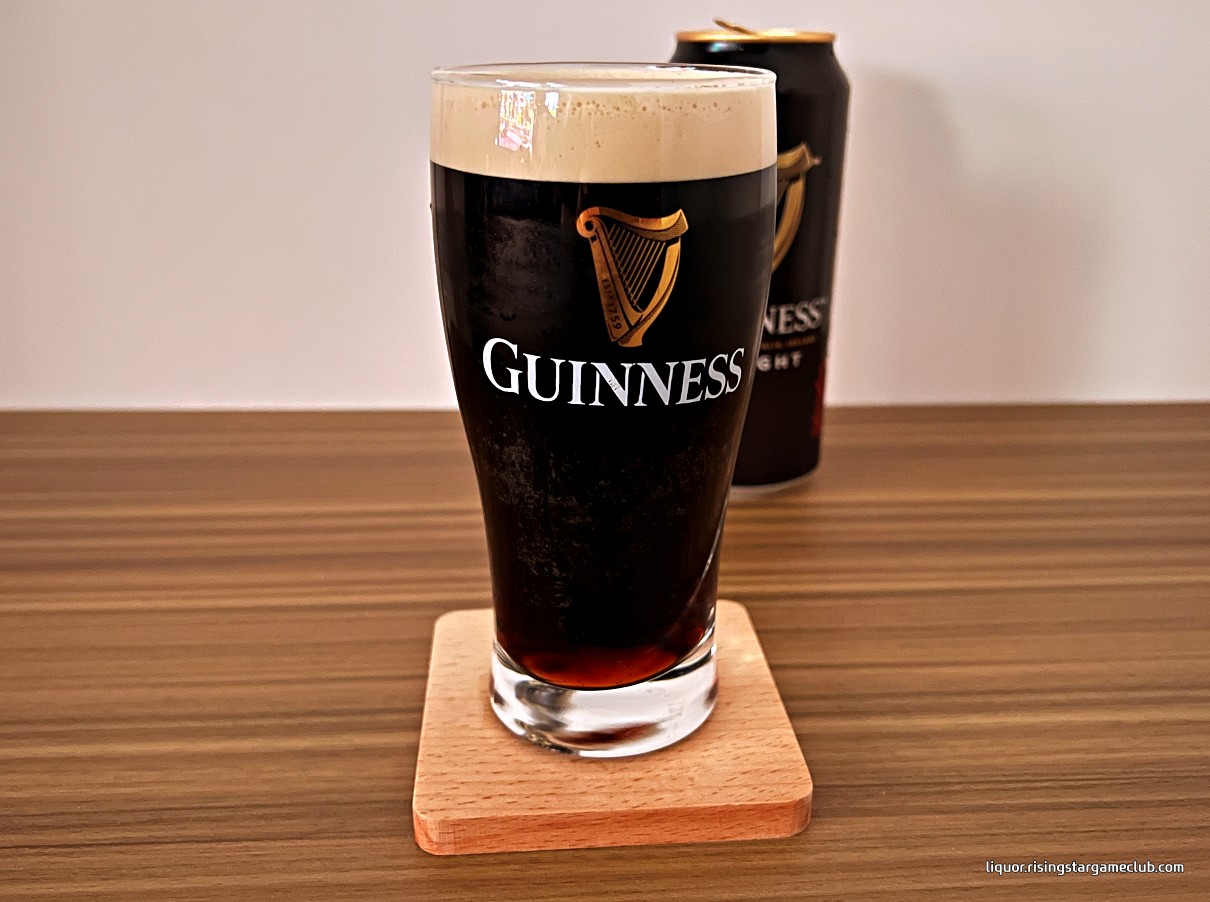 기네스 드레프트(GUINNESS Draught)를 전용잔에 따라 놓은 사진. 사진에서 크리미한 거품을 확인할 수 있음.