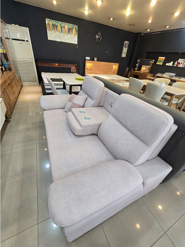 소파 매장에서 촬영