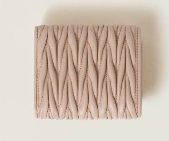 미우미우 miu miu 스몰 마테라쎄 뒷면