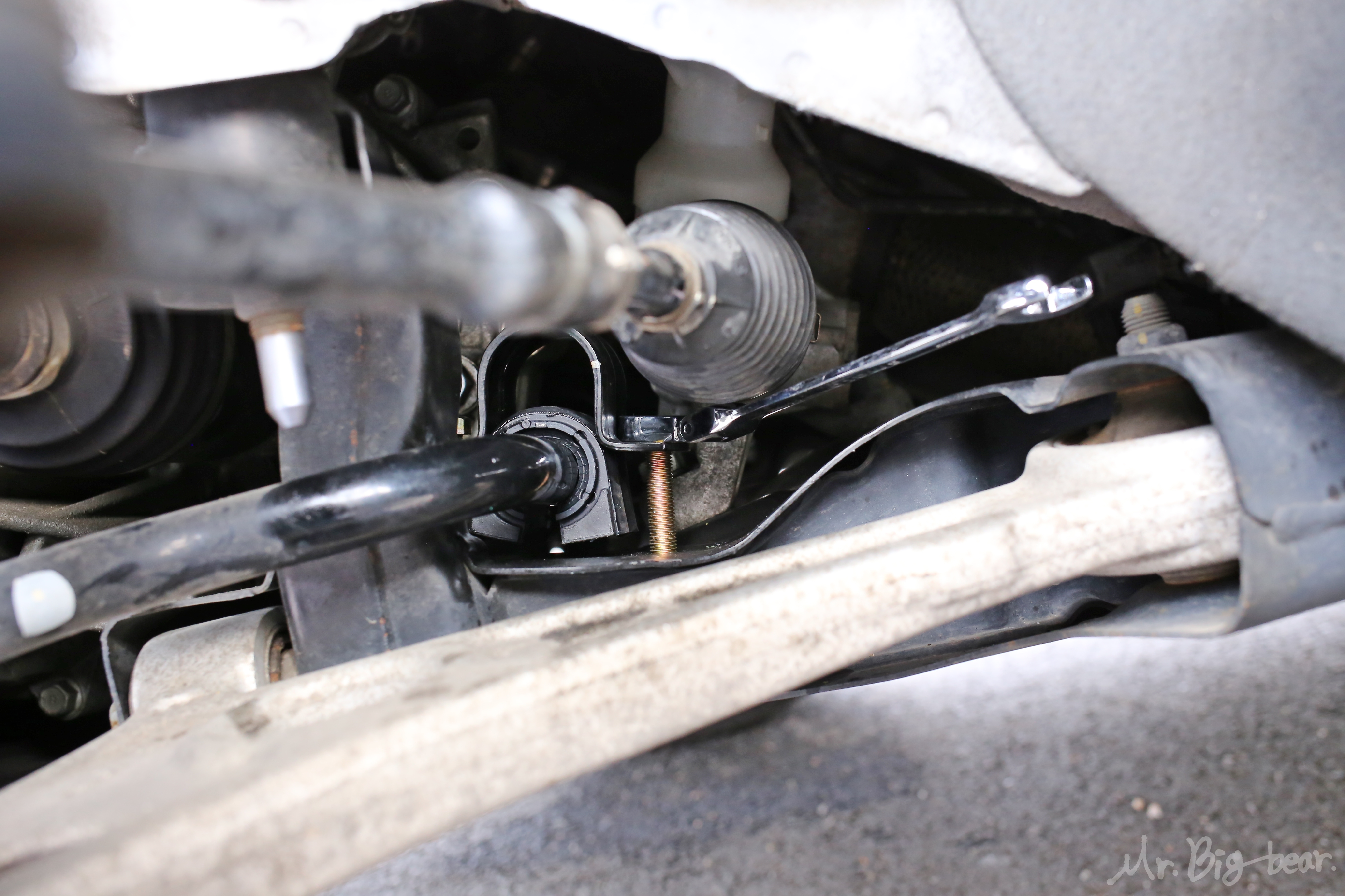 스테빌라이저 부싱 볼트로 가조립