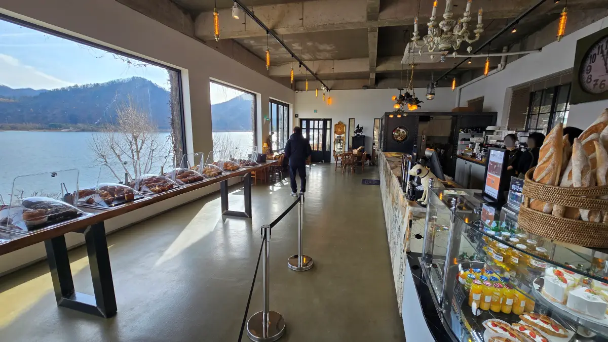 1층에 길게 늘어선 빵들