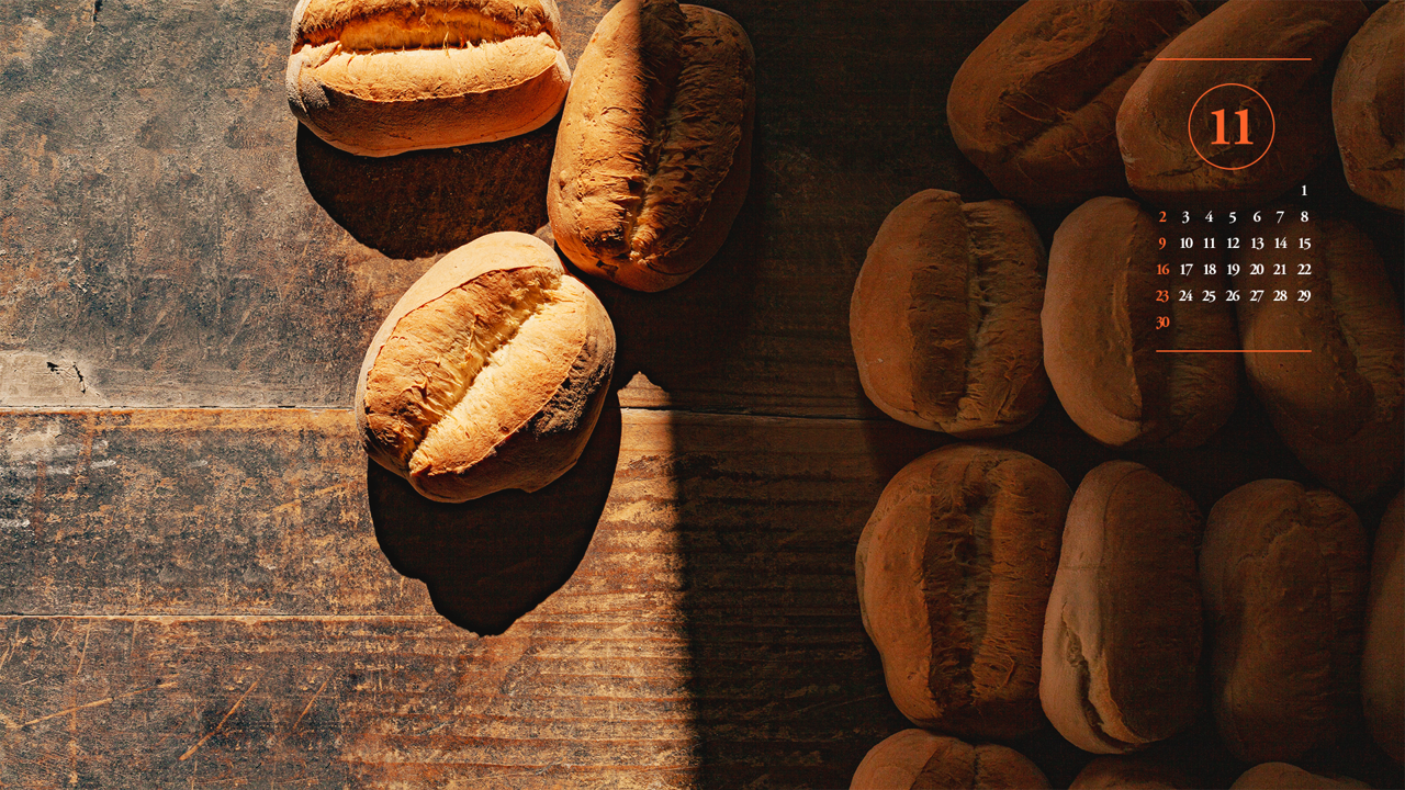14 나무테이블 위의 빵 A - 2025년11월 노트북배경화면