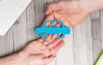 양손에-있는-자동차
