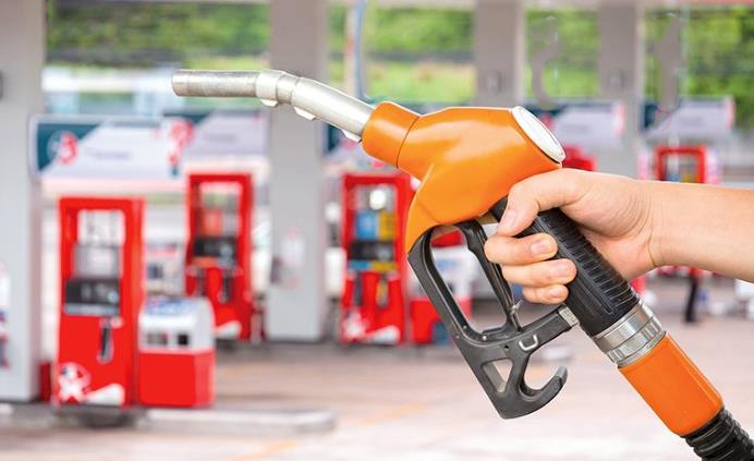 화물주유카드-주유소 주유하는 장면