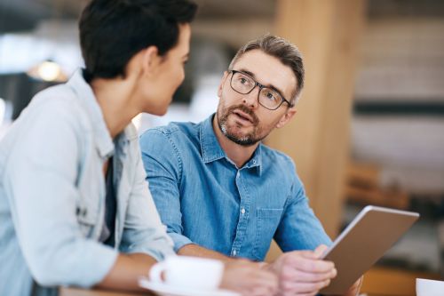 지원금을 신청하는 부부