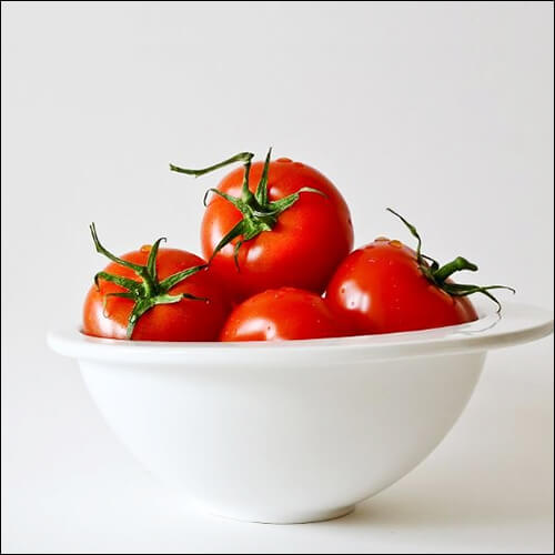 토마토가 바구니에 담김