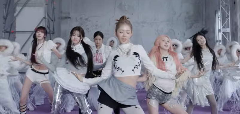 블랙홀을 열창하는 멤버들 이미지