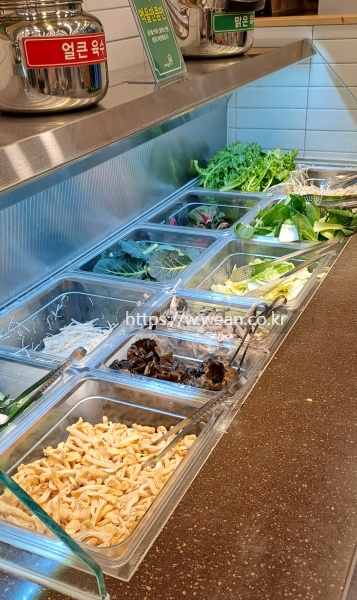 야채 샐러드바 사진이에요.
