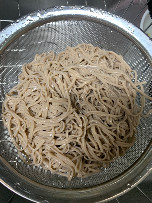 채반에 담긴 삶은 메밀국수 사진