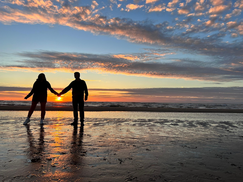 이별 후에 다시 만나는 연인 사진