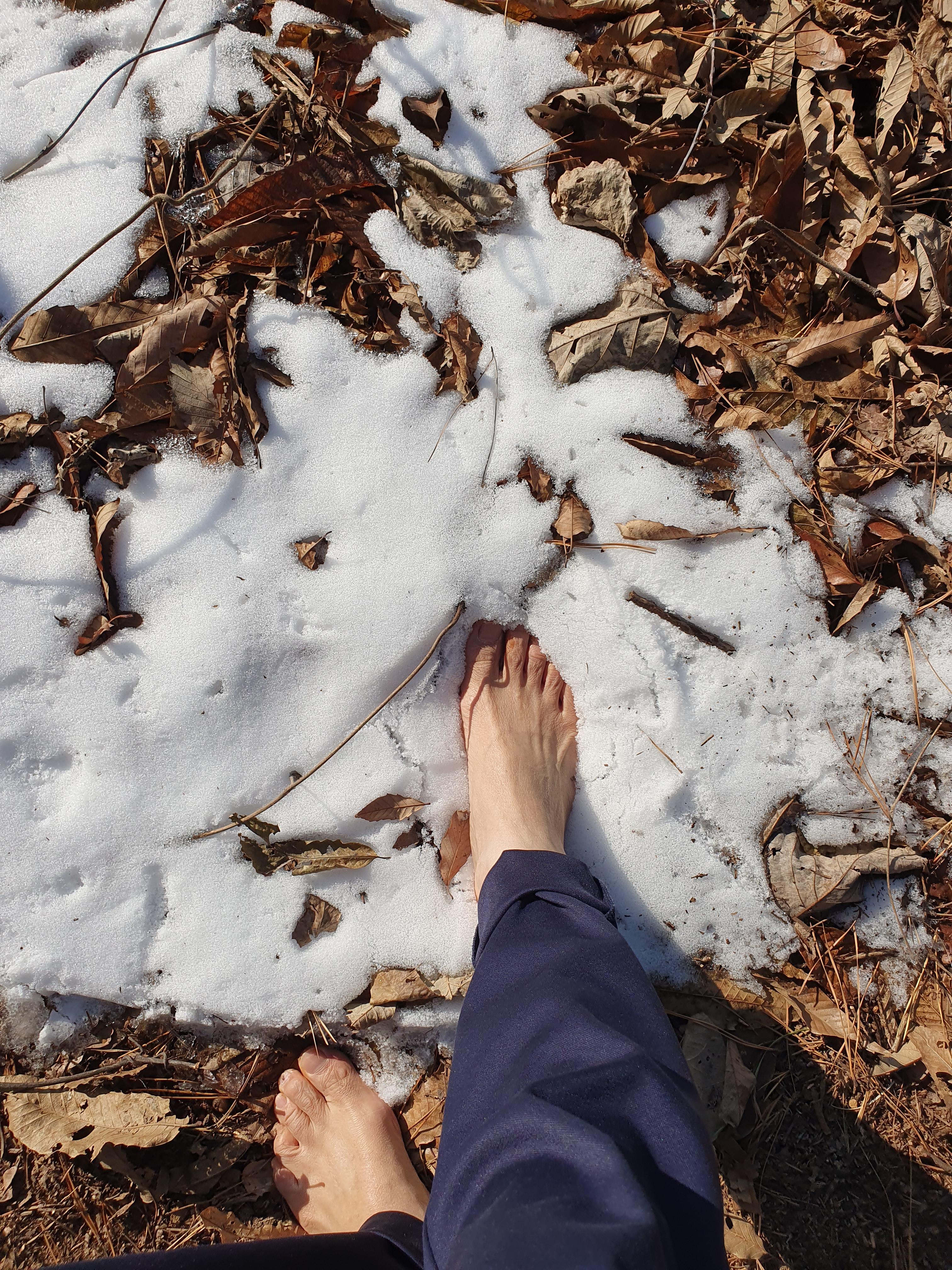 겨울철 안전하고 효과적인 맨발 걷기