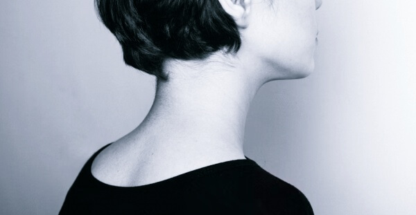 검은옷을-입은-사람