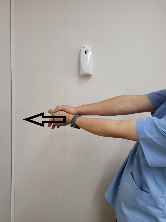 손목 견인하는 방법을 찍은 사진입니다.