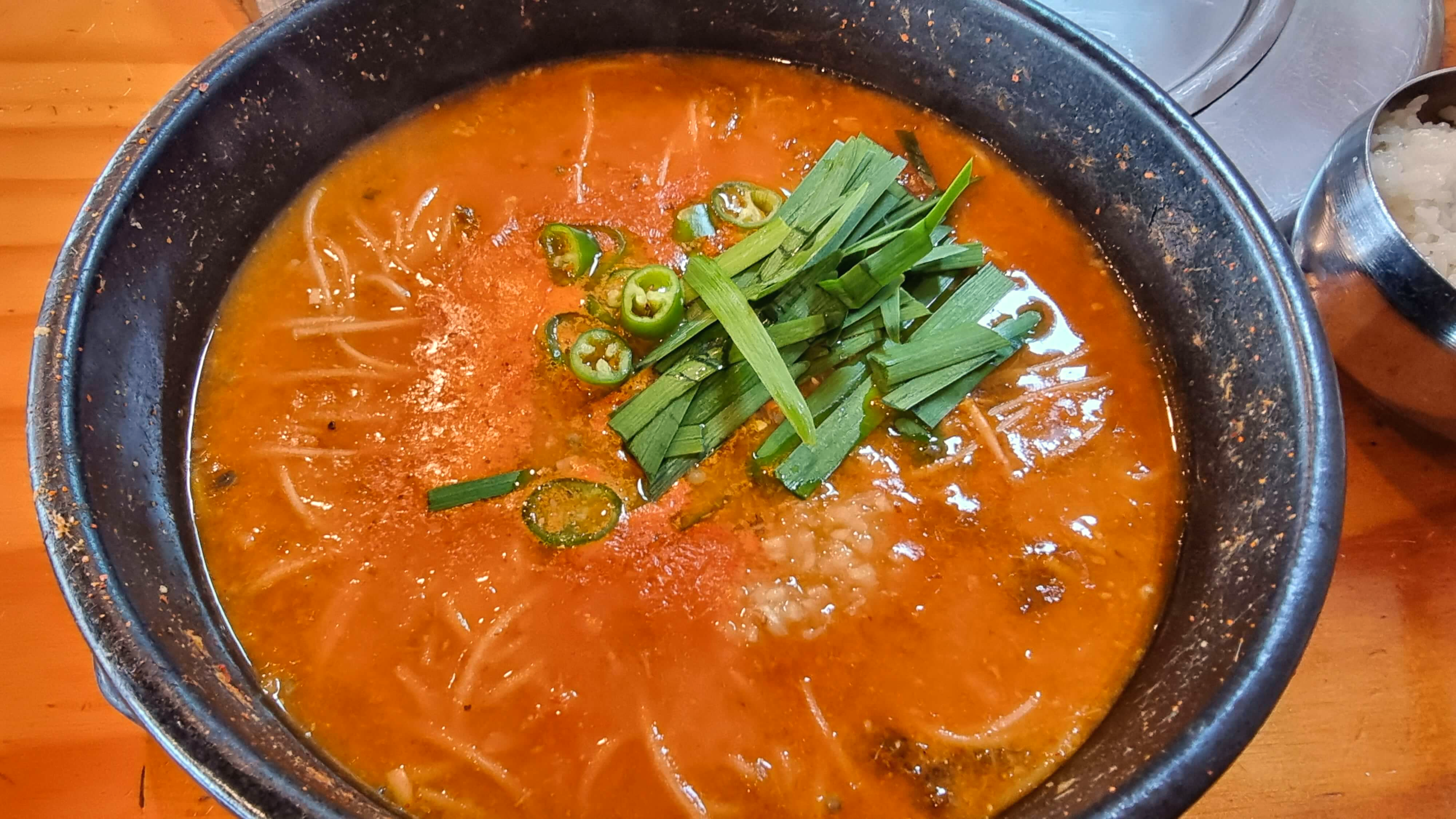 어죽 위에 부추 다진 마늘과 고추를 넣고 먹어봄