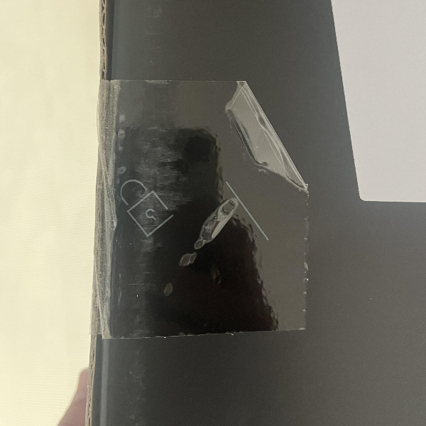 제품 봉인 테이프가 이상하게 부착되어 있는모습